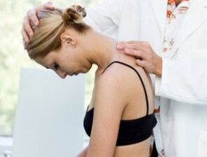 doktor boynu osteokondroz açısından inceliyor