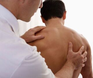 Bir nörolog servikal osteokondroz belirtileri olan bir hastayı muayene ediyor